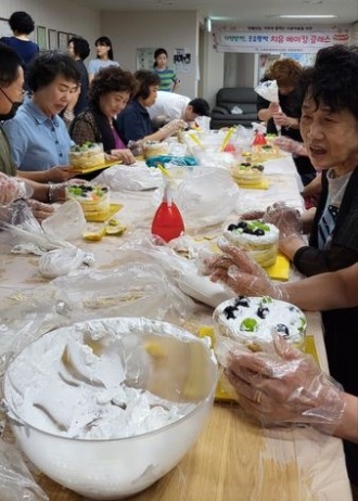 신용동 자원봉사 캠프 '어르신과 함께하는 케이크 만들기'